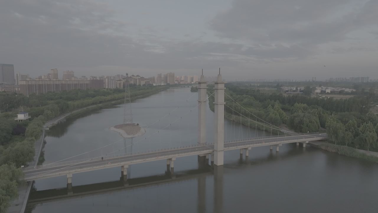 晨曦下的城市之桥