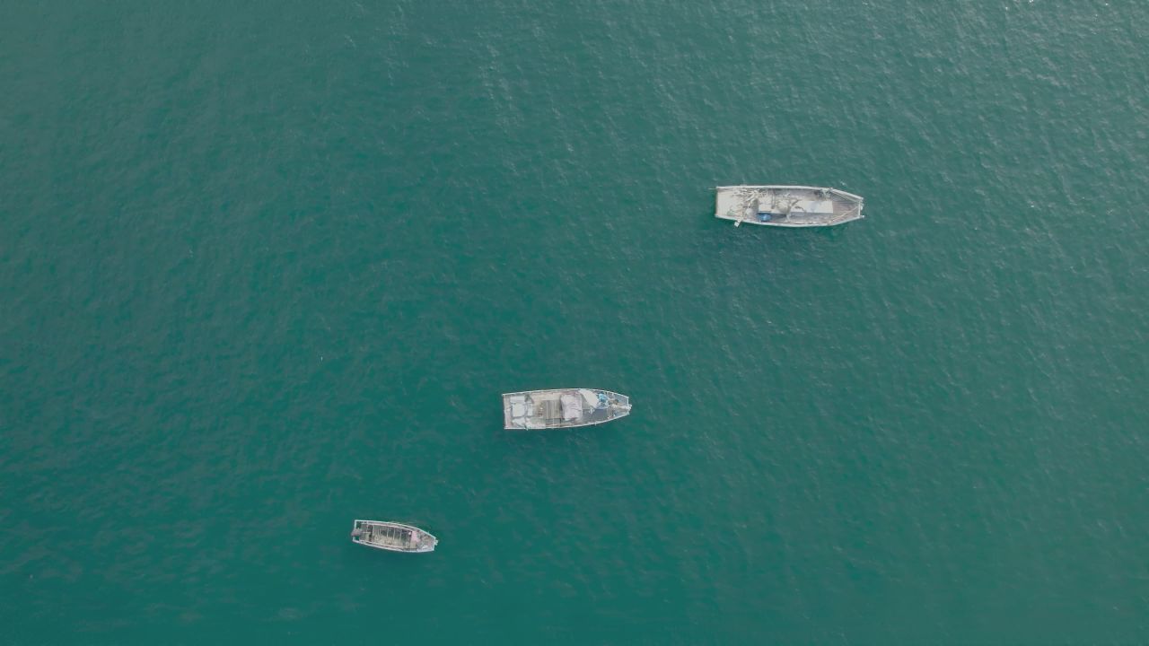 海面上的渔船航拍视频