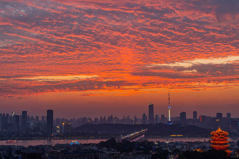 武汉长江傍晚晚霞江边夜景