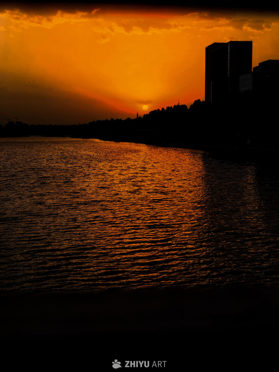 夕阳映河畔的城市剪影