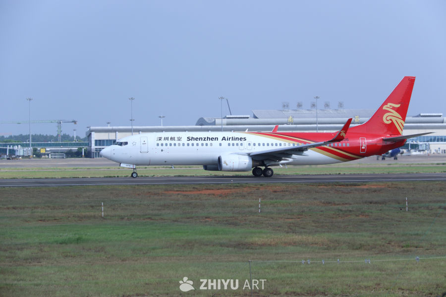 深圳航空飞机在机场跑道上