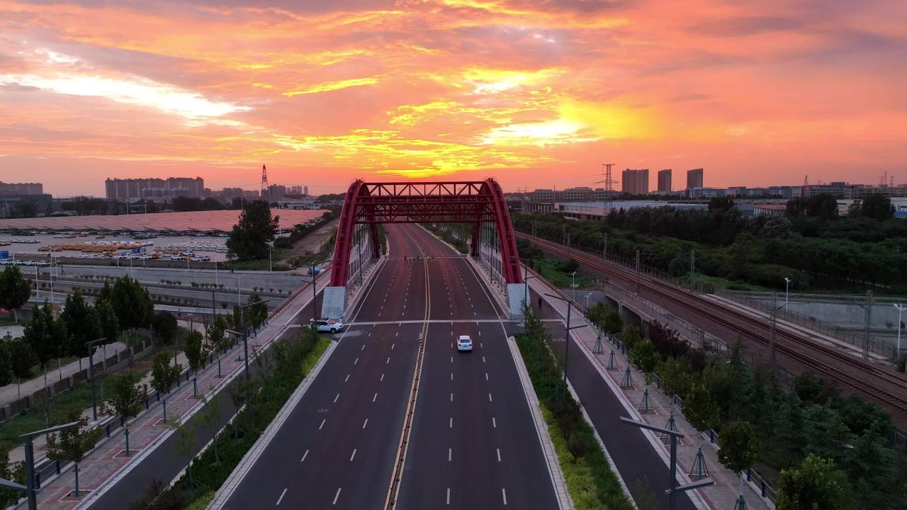 日落下的城市奔跑