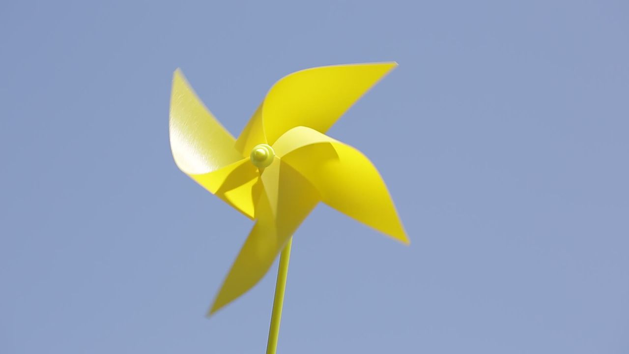 蓝天背景风车旋转