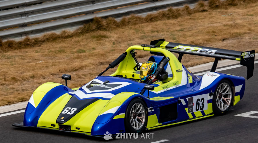 蓝黄赛车疾驰赛道