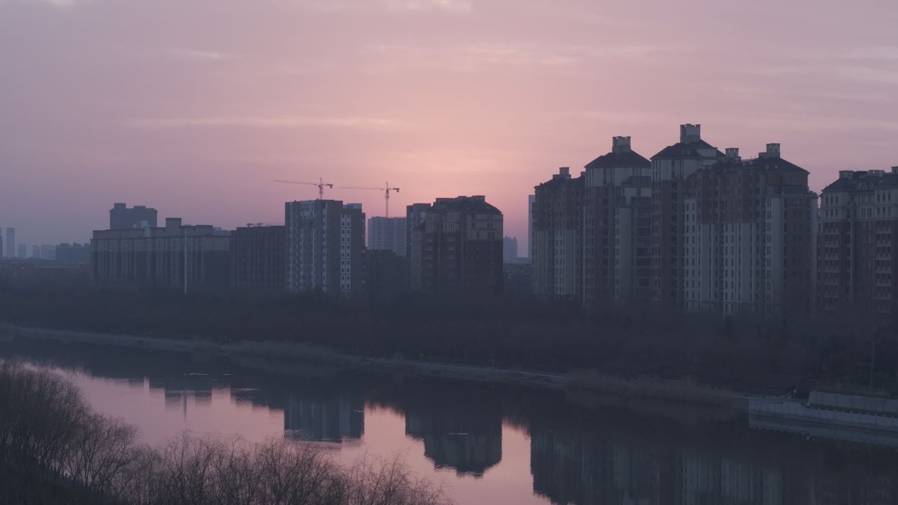 晨曦中的城市剪影