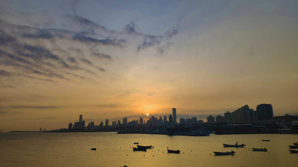 晚霞落日城市与船