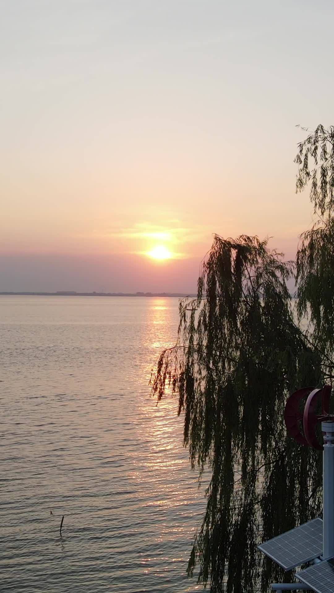 湖畔夕阳静谧时光