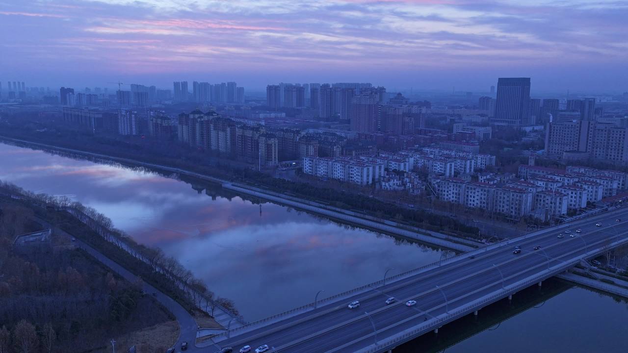 晨曦中的城市河景