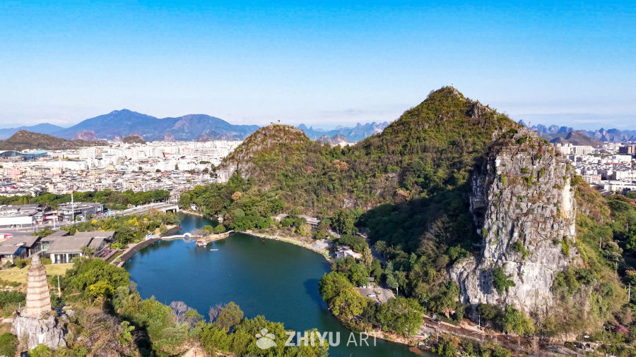 山水环绕的城市风光