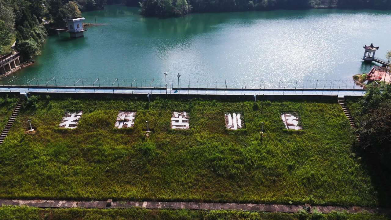 湖畔绿意盎然的宁静时光