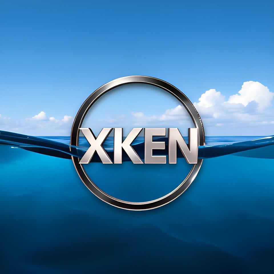 蓝色水面之上，一个银色的圆形边框内，文字XKEN以