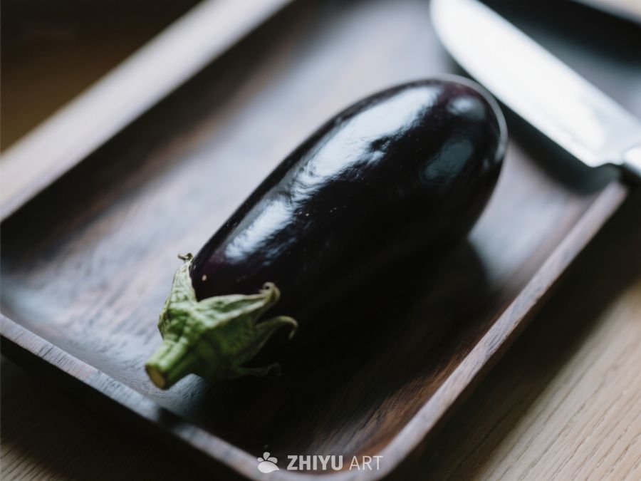 深紫色茄子置于木质托盘 316