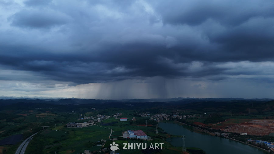 雨幕下的乡村