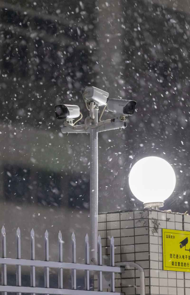 大雪中的监控摄像头