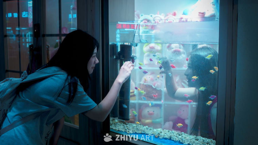 玻璃缸里的彩色光斑