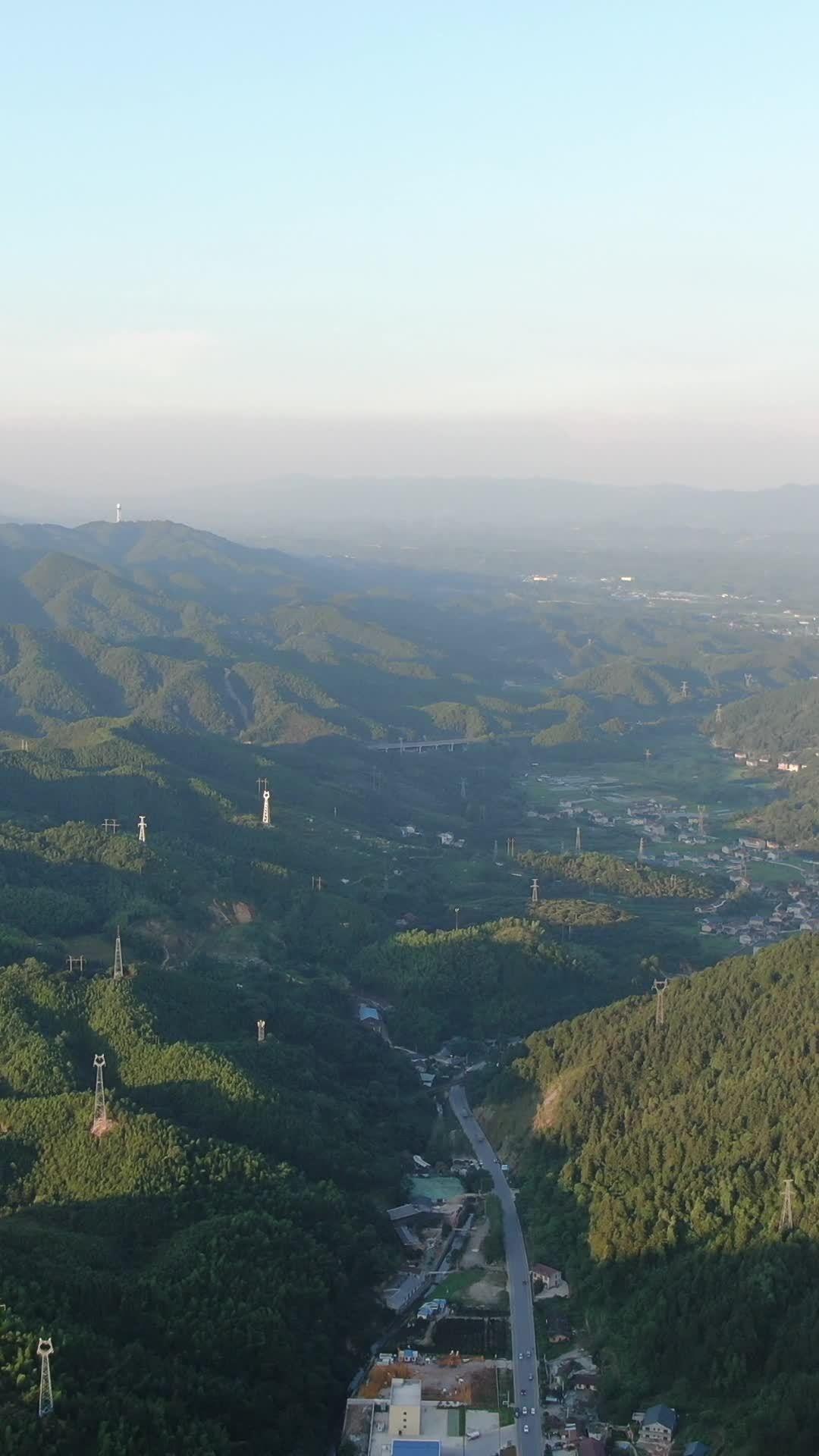 山间晨曦与绿意