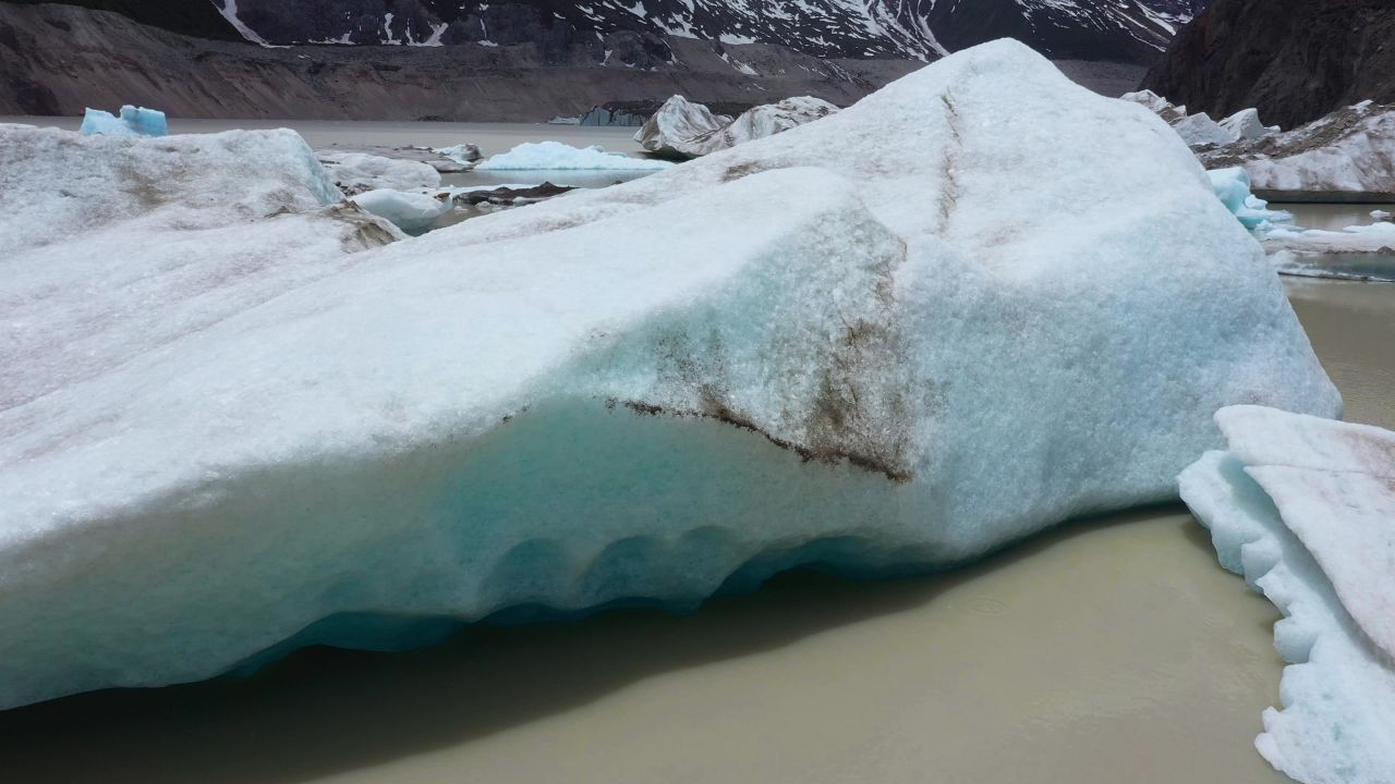 航拍夏天来古冰川冰碛湖的浮冰