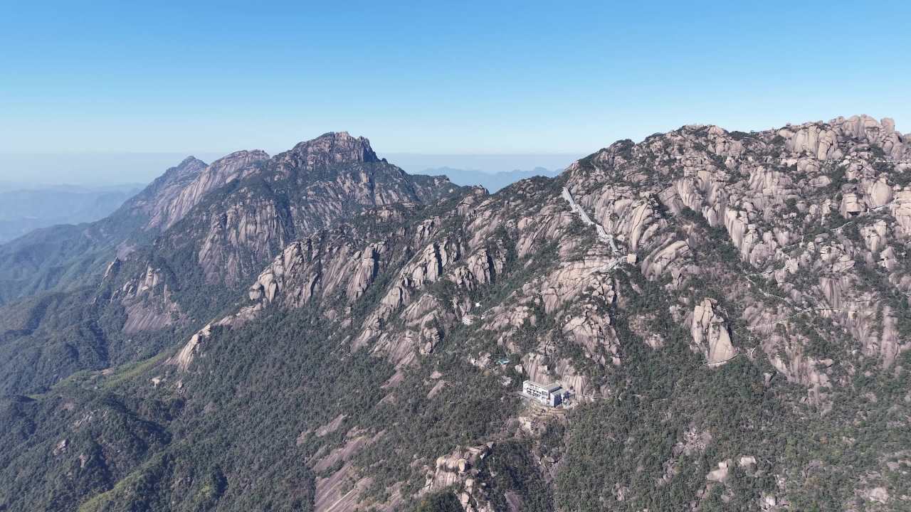 山间石林与绿意