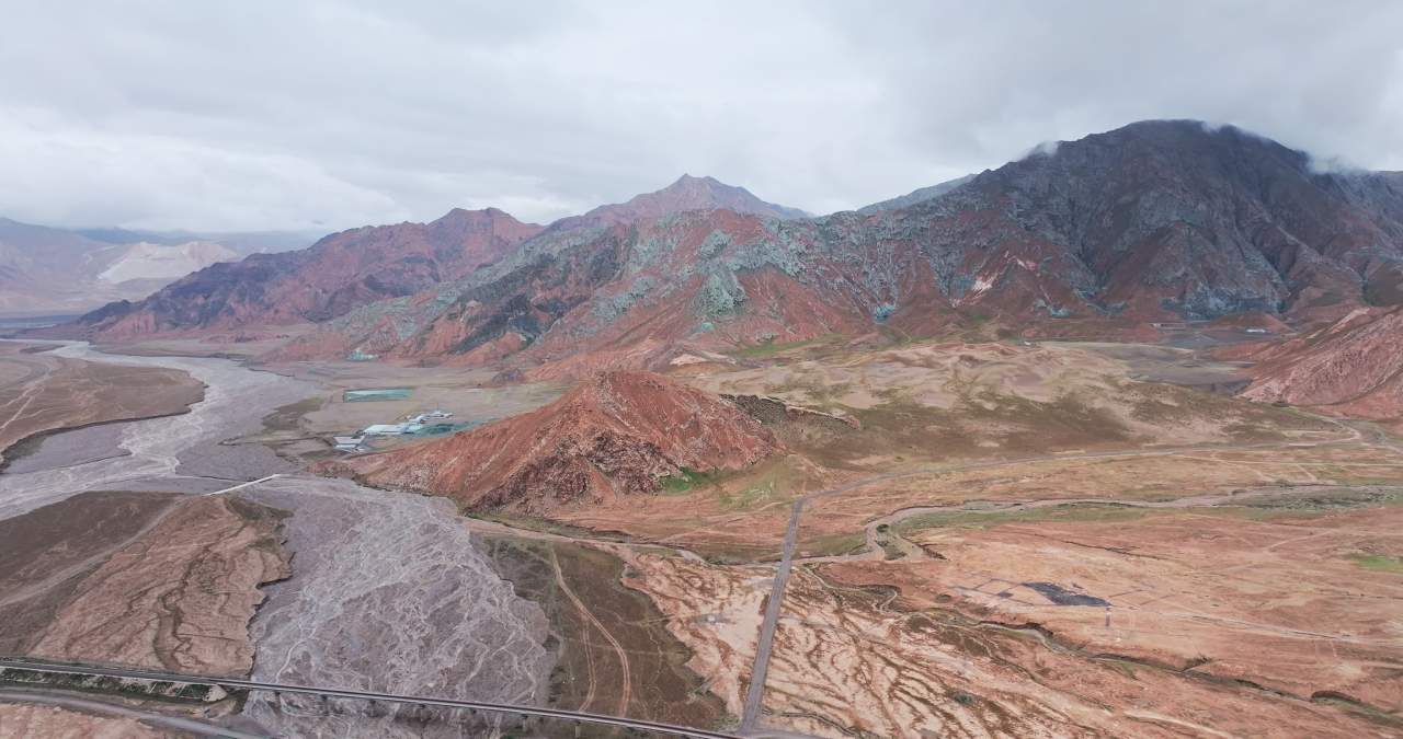 青海昆仑山脉地貌河流青藏铁路大气航拍