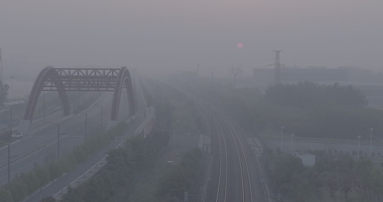 晨雾中的城市风景
