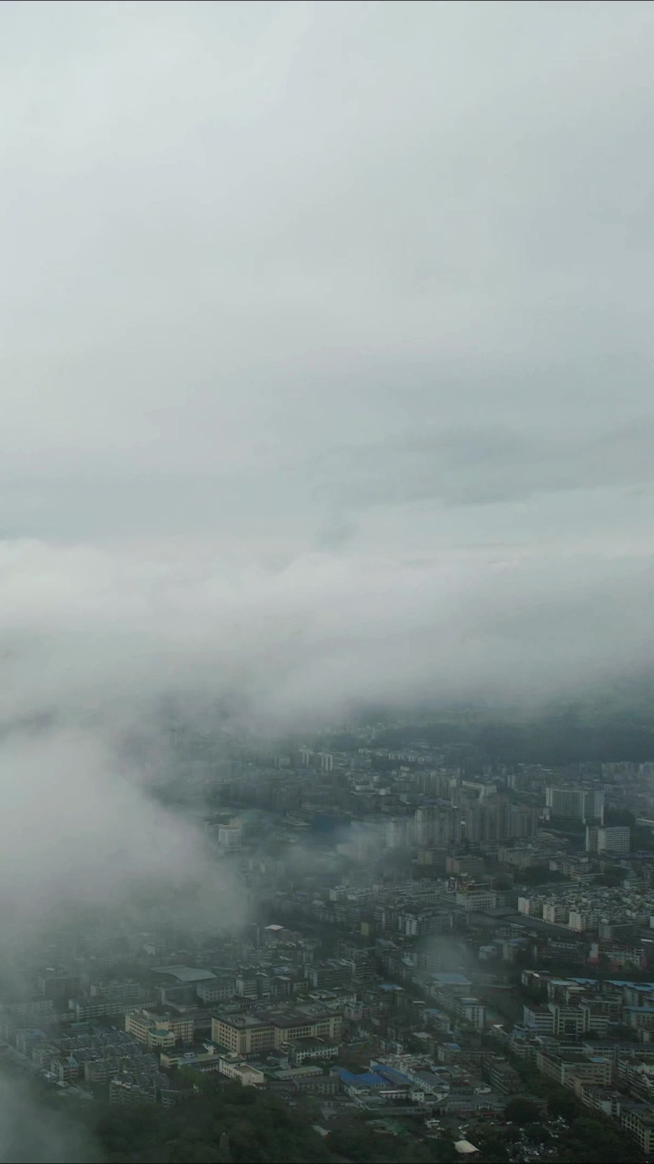 城市清晨迷雾平流层竖屏航拍 