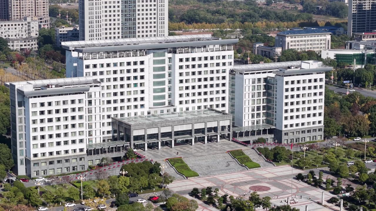 城市现代化办公大楼全景