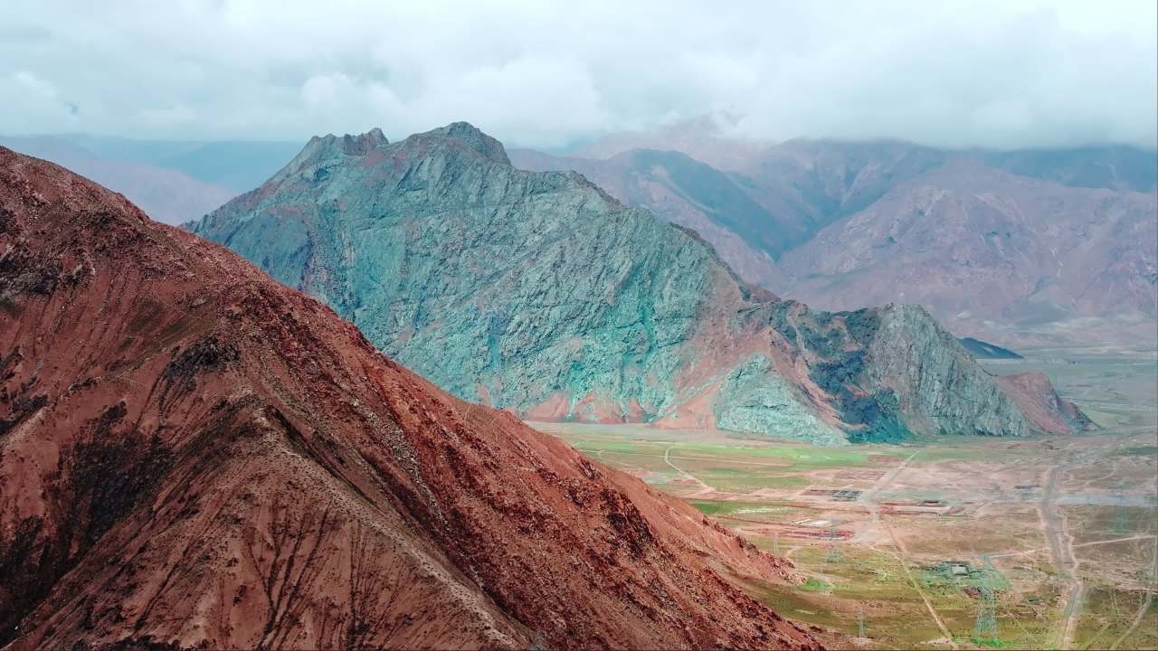 青海昆仑山脉地貌河流青藏铁路大气航拍