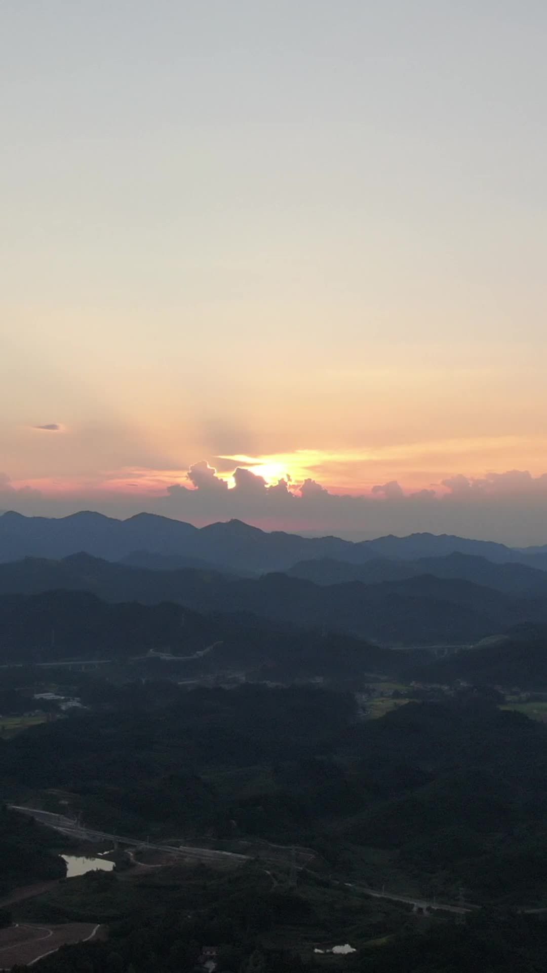 山间日落
