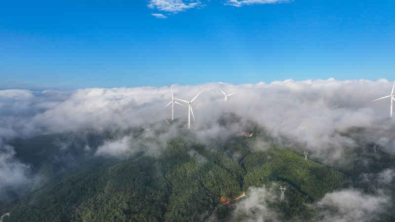 航拍风力发电 大山云雾缭绕