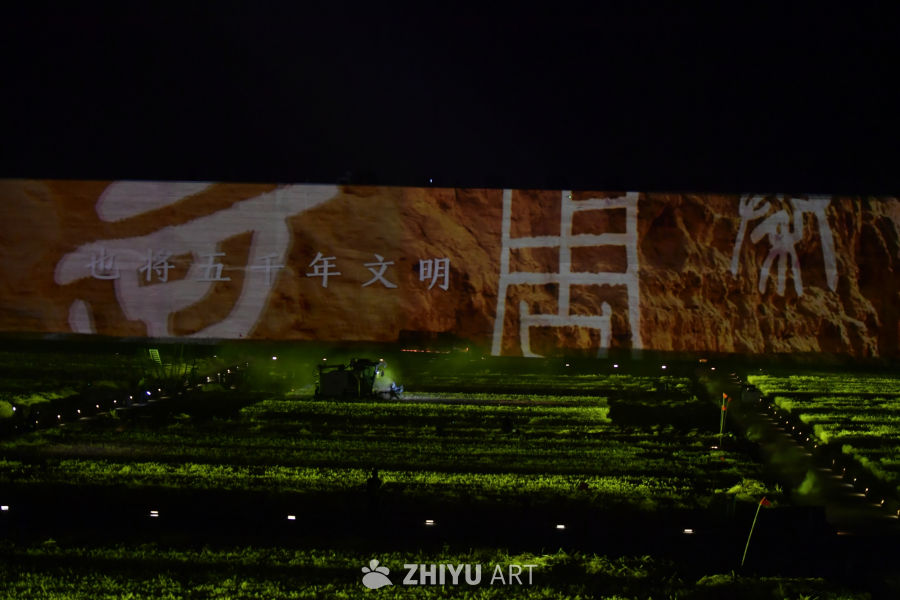 璀璨夜空下的汉字光影