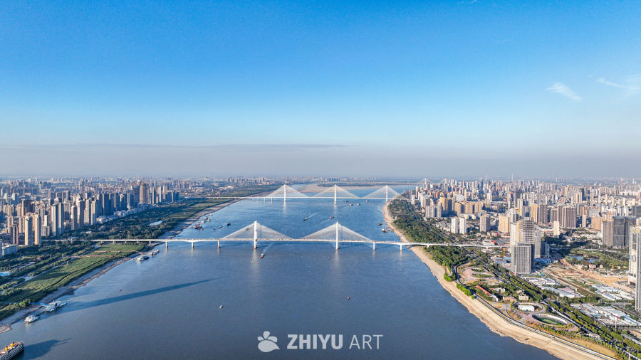 长江边的现代都市景观