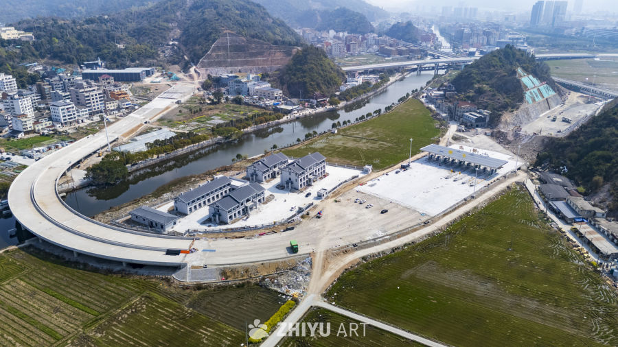 高速路旁的建筑工地
