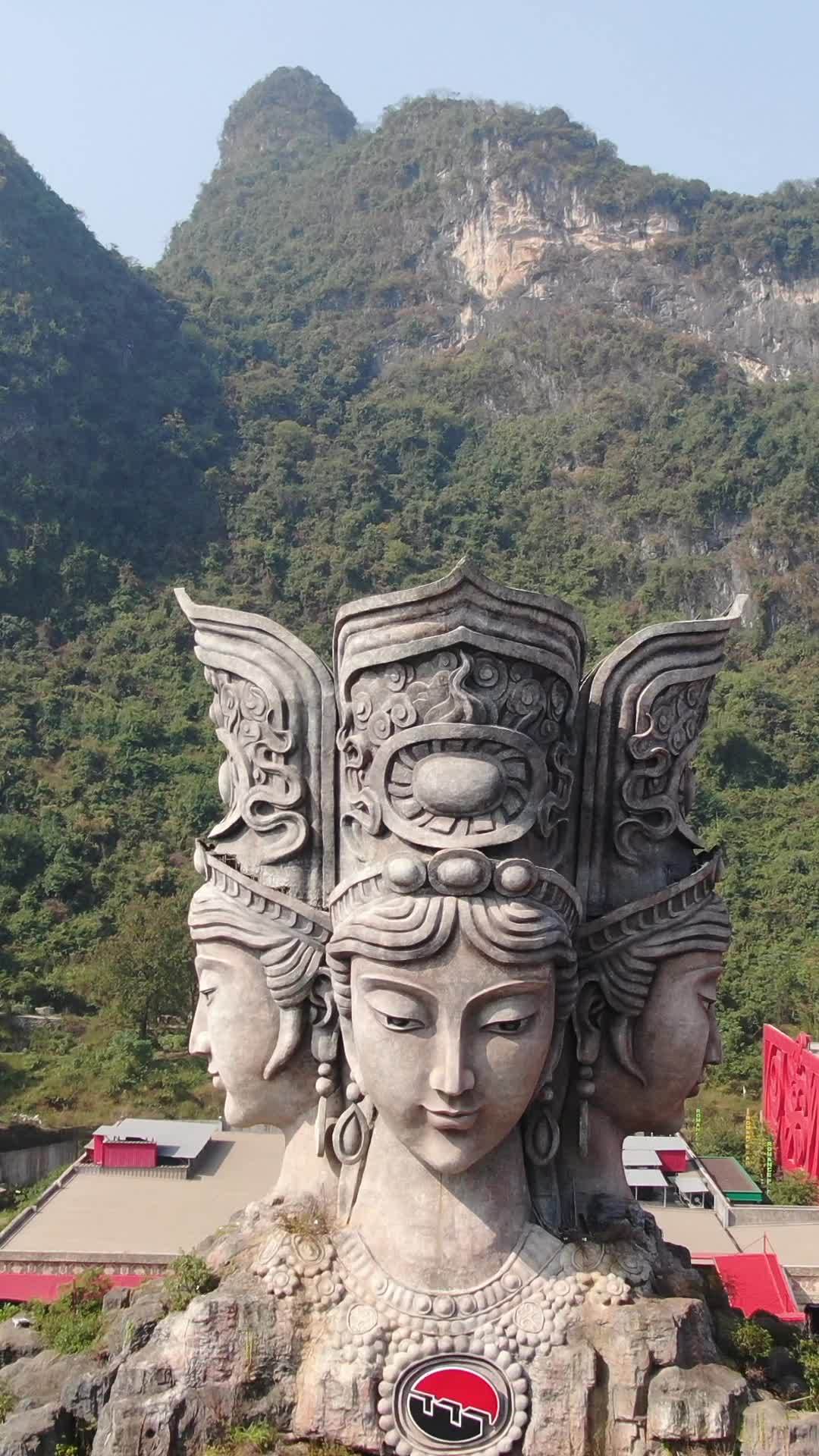 多头女神巨像与山川