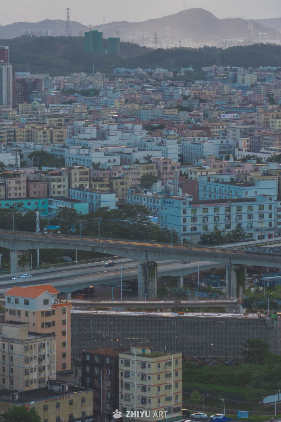 黄昏时分的城市高架桥