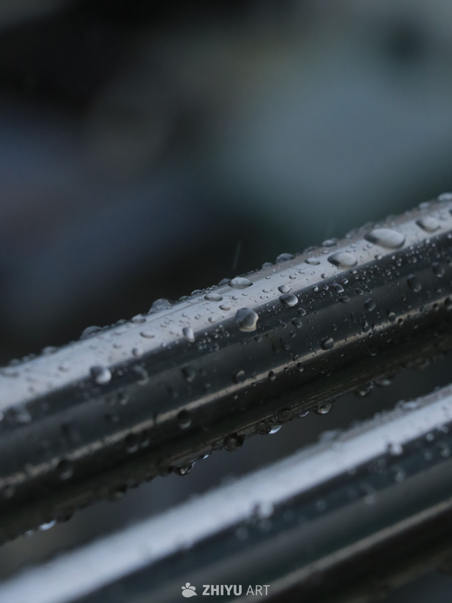 雨后挂满雨珠的晒衣杆