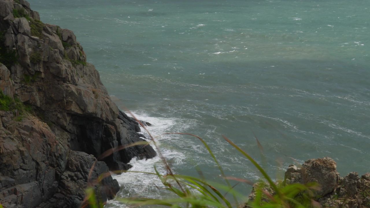 浪打礁石