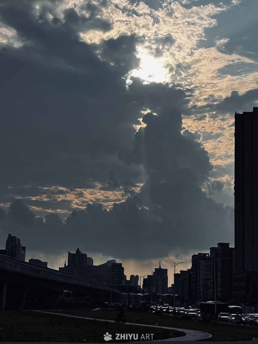 城市的黄昏与云海