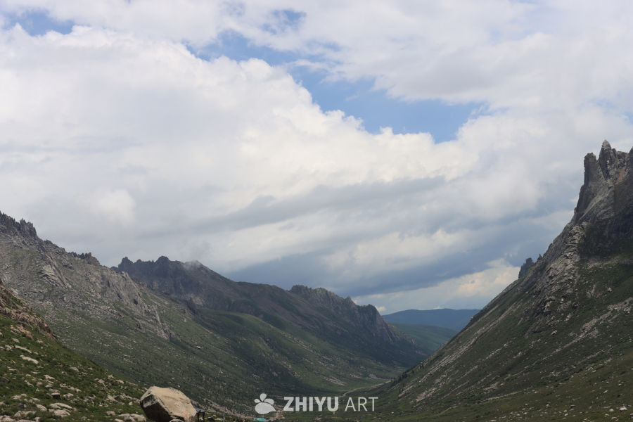 山间绿谷与白云