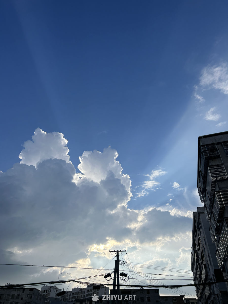 蓝天下的城市一角
