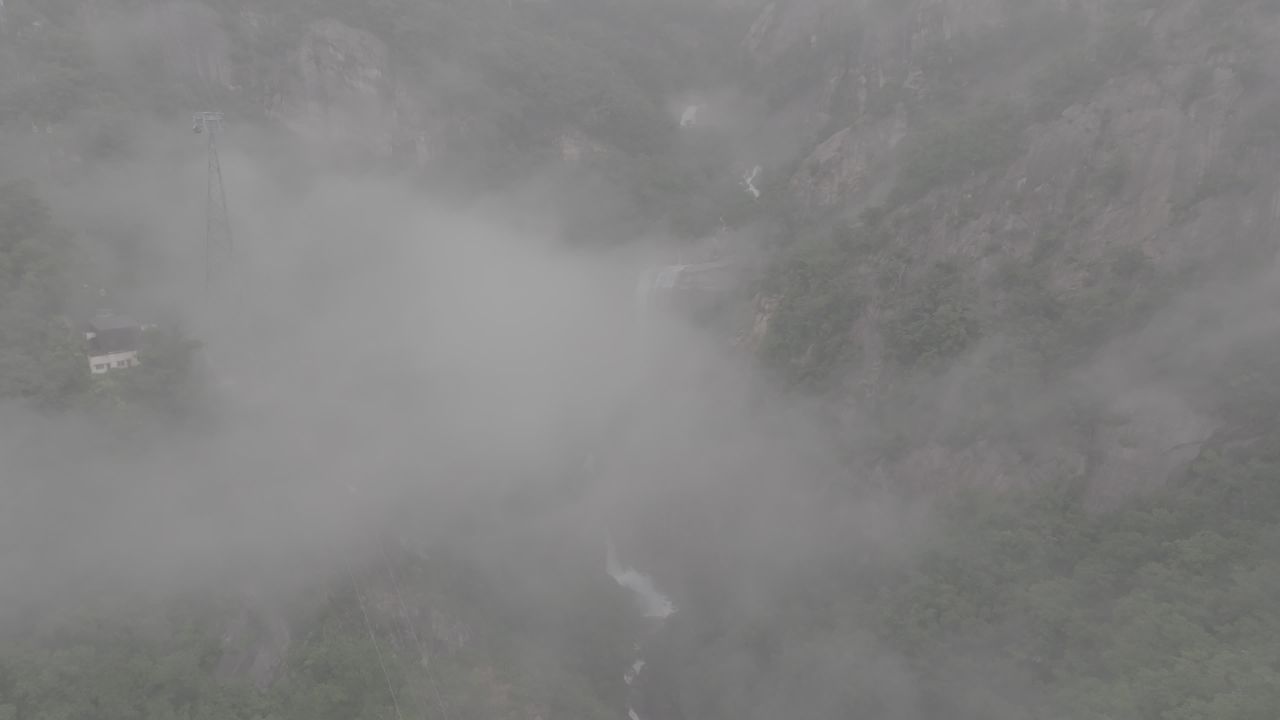 云雾缭绕的山间瀑布