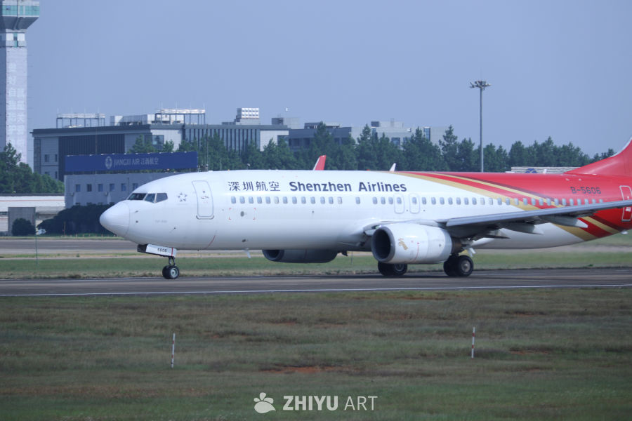 深圳航空飞机准备起飞