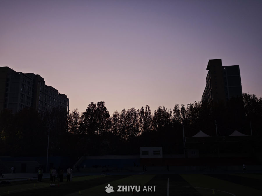 黄昏体育场剪影