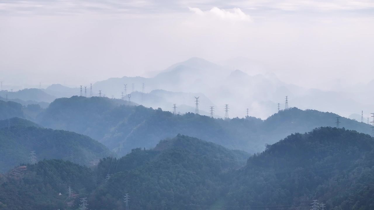 4k航拍山区高压输电线 高压电塔水墨画