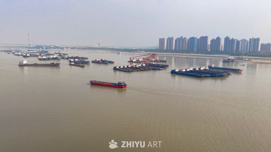 繁忙的河流与城市天际线