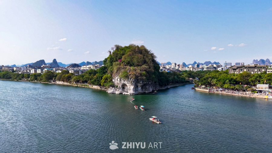 漓江边的象鼻山