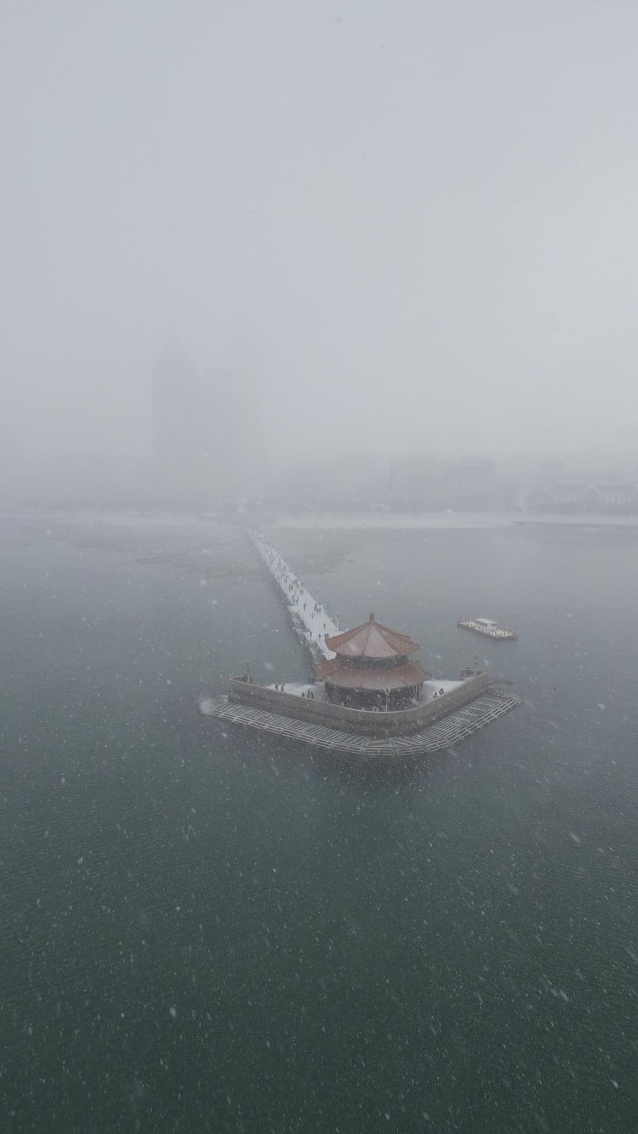 青岛市南老城区栈桥海边雪景航拍 3
