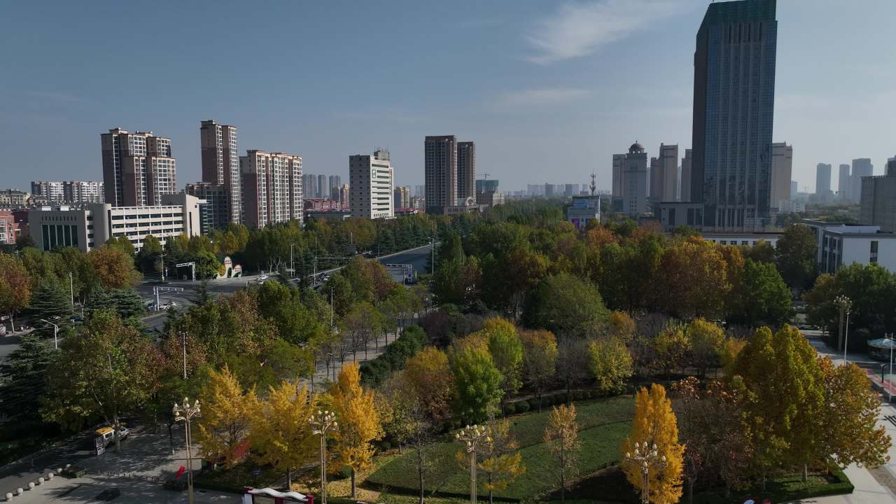 秋色中的城市画卷