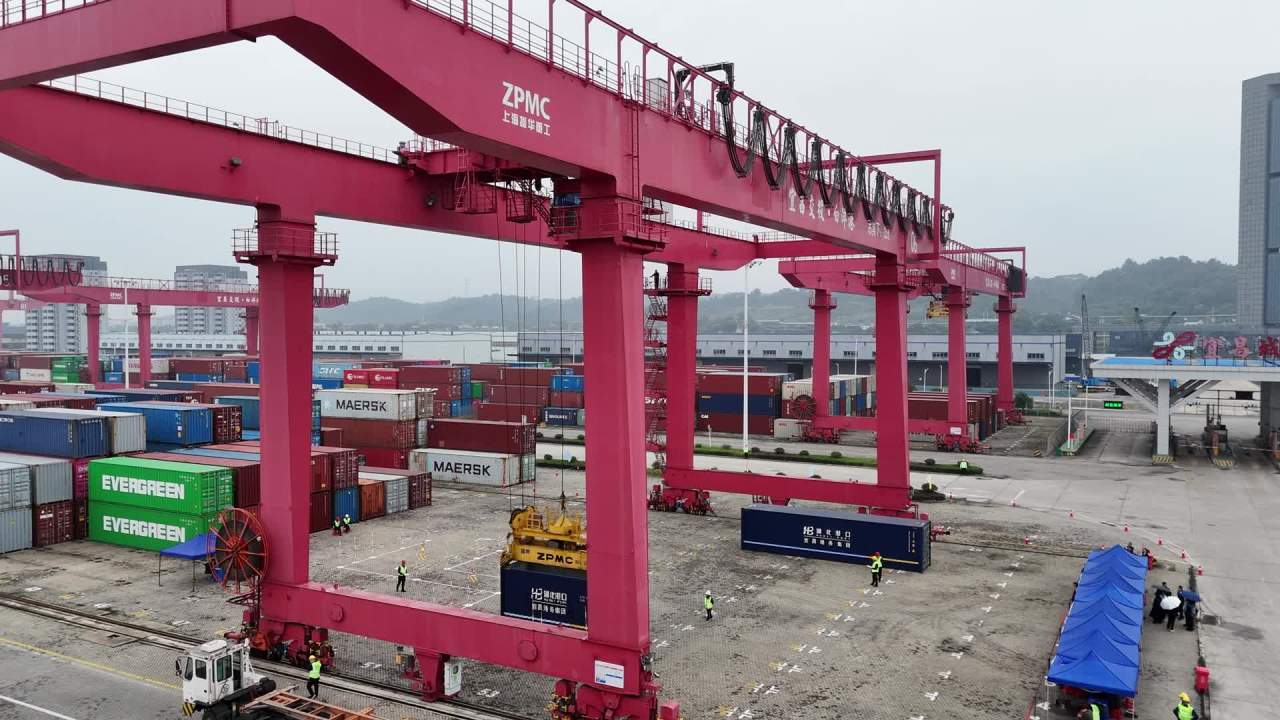 港口集装箱起重机作业场景