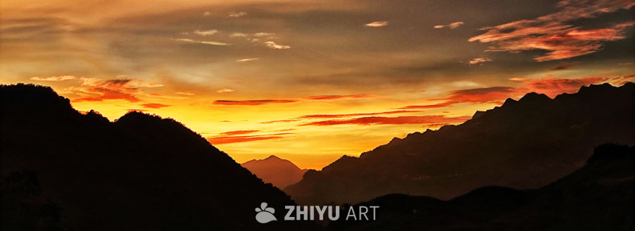夕阳下的大山