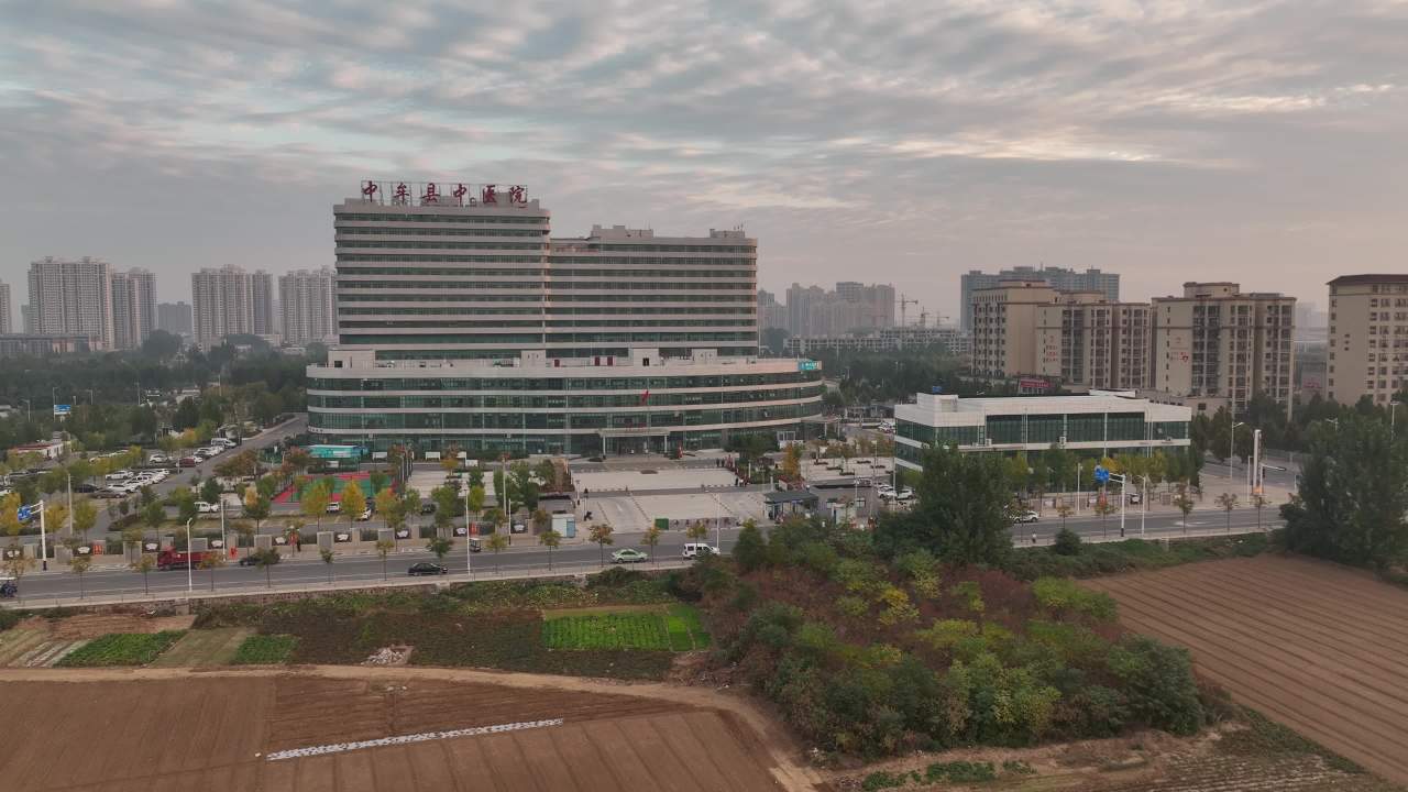 清晨的城市医院全景